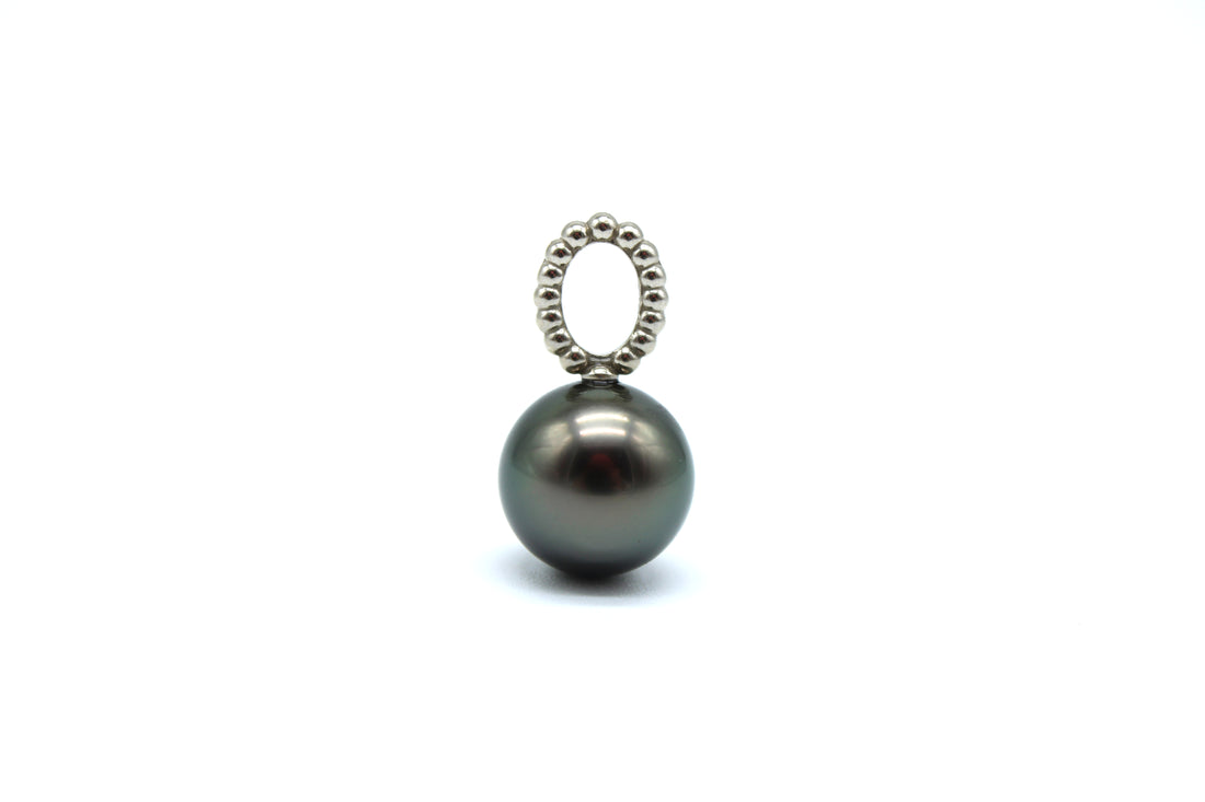 White gold oval pendant featuring a black pearl on a white background