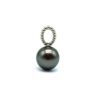 White gold oval pendant featuring a black pearl on a white background
