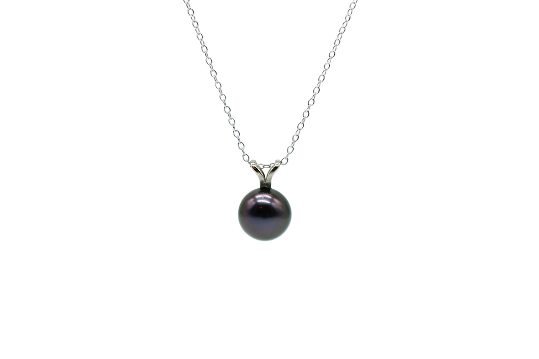 White gold necklace and pendant featuring a black pearl on a white background
