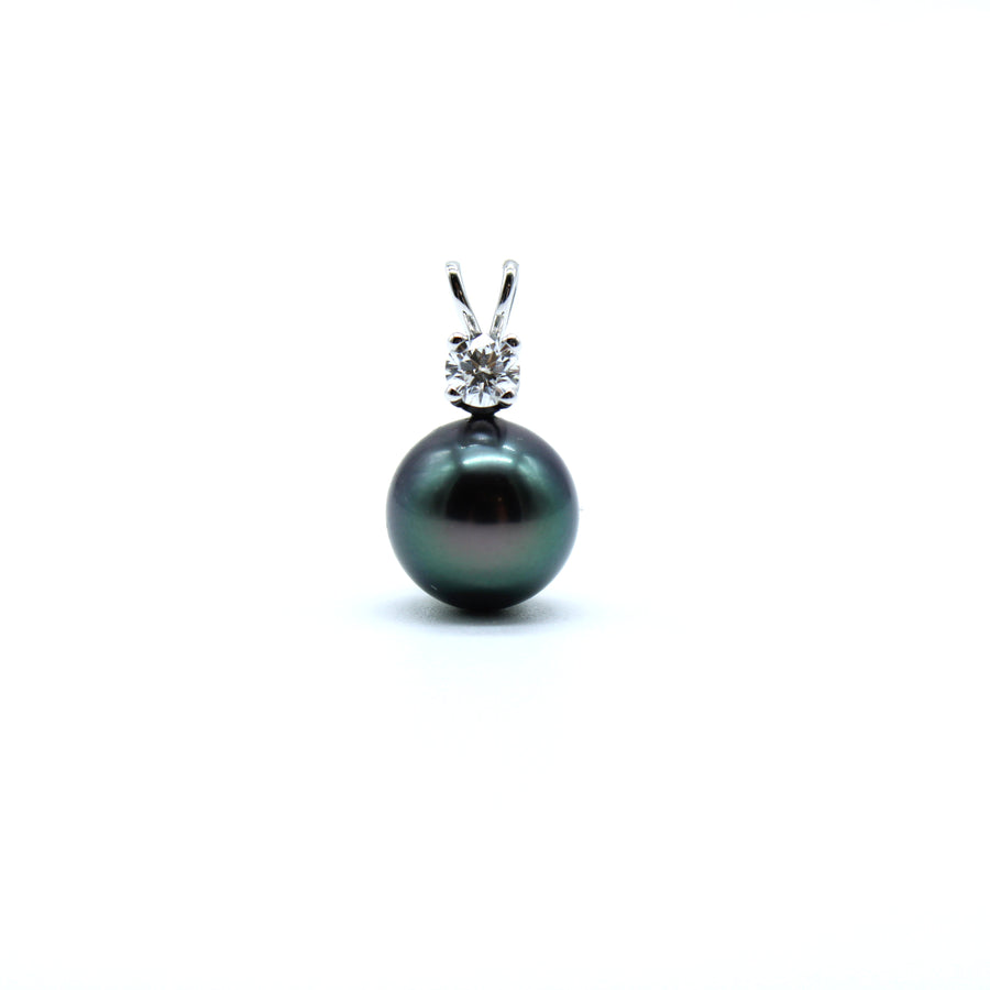 Temuna Pendant on 14K White Gold